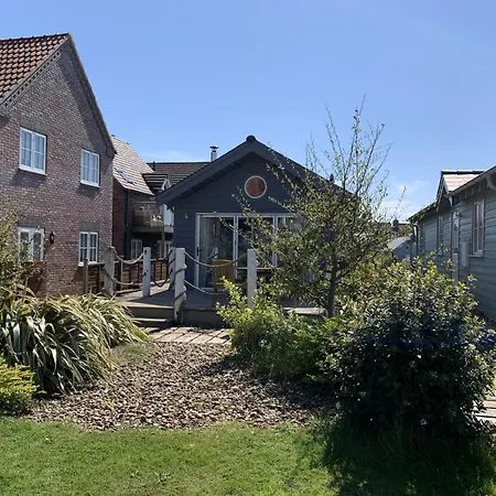 Mariners, The Bay, 2 Bedrooms With Ensuites, Parking Nearby, 1 Medium Or 2 Small Dogs Welcome * Filey