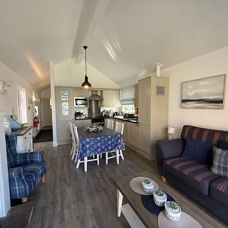 Mariners, The Bay, 2 Bedrooms With Ensuites, Parking Nearby, 1 Medium Or 2 Small Dogs Welcome